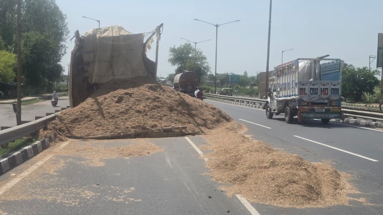 Mathura News: आगरा-दिल्ली हाईवे पर तीन हादसे, ओवरलोड ट्रॉलियां पलटीं, पिकअप चालक घायल आगरा-दिल्ली हाईवे पर तीन हादसे, ओवरलोड ट्रॉलियां पलटीं, पिकअप चालक घायल