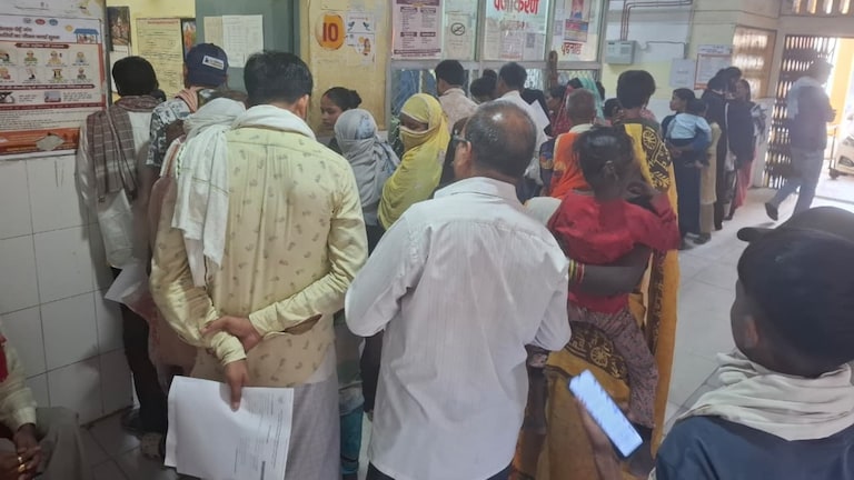 Chandauli Skin Diseases:मौसम बदलते ही बढ़ीं वायरल व त्वचा रोग की शिकायतें, प्रतिदिन 500 तक मरीज पहुंच रहे अस्पताल मौसम बदलते ही बढ़ीं वायरल व त्वचा रोग की शिकायतें, प्रतिदिन 500 तक मरीज पहुंच रहे अस्पताल