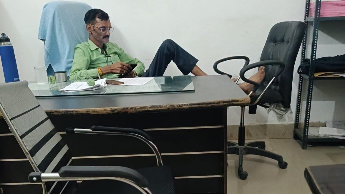 Amethi ADO Viral News: एडीओ पंचायत की कार्यशैली पर उठे सवाल, कुर्सी पर पैर रखकर मोबाइल चलाने का वीडियो वायरल