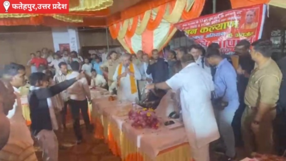Fatehpur News: रात्रि चौपाल में मोदी-योगी की तारीफ पर छिड़ा विवाद, सपा के पूर्व प्रधान से तीखी बहस, पुलिस ने संभाला मोर्चा