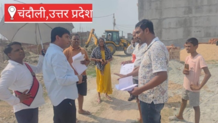 चंदौली में नोटिस के बाद भी नहीं हटाया कब्जा, प्रशासन ने जेसीबी से तोड़ा अवैध निर्माण, SDM की मौजूदगी में हुई कार्रवाई