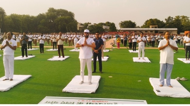 Raebareli News: योग के रंग में रंगा रायबरेली, मंत्री से लेकर डीएम-एसपी तक ने किया सामूहिक योगाभ्यास