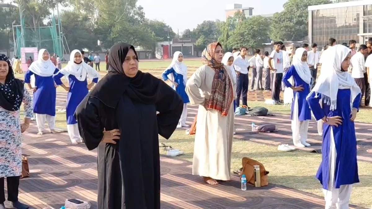 Saharanpur News: अंतर्राष्ट्रीय योग दिवस पर दिखी एकता की मिसाल, मुस्लिम महिलाओं-छात्रों समेत हजारों लोगों ने किया योगाभ्यास