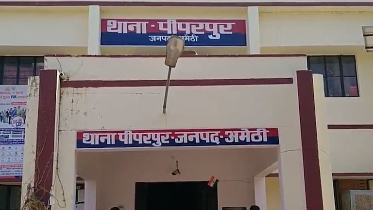 Amethi News: नाबालिग किशोरी को बहला-फुसलाकर ले जाने का मामला, दो के खिलाफ मुकदमा दर्ज नाबालिग किशोरी को बहला-फुसलाकर ले जाने का मामला, दो के खिलाफ मुकदमा दर्ज