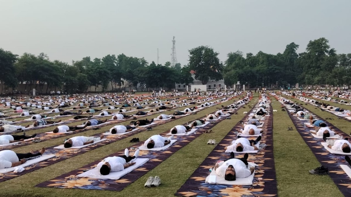 Ballia News: अंतर्राष्ट्रीय योग दिवस पर पुलिस लाइन में भव्य आयोजन, मंत्री दयाशंकर सिंह समेत हजारों लोगों ने किया योगाभ्यास अंतर्राष्ट्रीय योग दिवस पर पुलिस लाइन में भव्य आयोजन, मंत्री दयाशंकर सिंह समेत हजारों लोगों ने किया योगाभ्यास