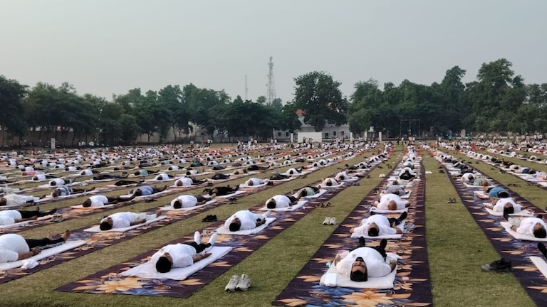Ballia News: अंतर्राष्ट्रीय योग दिवस पर पुलिस लाइन में भव्य आयोजन, मंत्री दयाशंकर सिंह समेत हजारों लोगों ने किया योगाभ्यास अंतर्राष्ट्रीय योग दिवस पर पुलिस लाइन में भव्य आयोजन, मंत्री दयाशंकर सिंह समेत हजारों लोगों ने किया योगाभ्यास