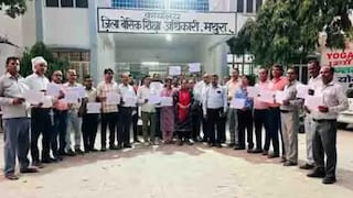 Mathura News: 2005 भर्ती विवाद का अंत, 20 साल बाद मिली नौकरी, सुप्रीम कोर्ट के आदेश से 21 शिक्षकों की नियुक्ति 2005 भर्ती विवाद का अंत; 20 साल बाद मिली नौकरी, सुप्रीम कोर्ट के आदेश से 21 शिक्षकों की नियुक्ति