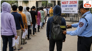 इलेक्ट्रॉनिक डिवाइस के साथ पकड़ा गया NEET स्टूडेंट...!, वाराणसी के हरिश्चंद्र पीजी कॉलेज के इंट्री गेट पर पुलिस चेकिंग के दौरान छात्र के कपड़ों में मिला चिपनुमा गैजेट, पूछताछ जारी NEET 2026 Exam News