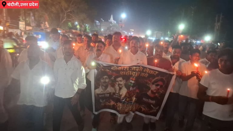 Chandauli News: भरत तिवारी को न्याय दिलाने सड़कों पर उतरा सर्वसमाज, मुगलसराय में निकला कैंडल मार्च. भरत तिवारी को न्याय दिलाने सड़कों पर उतरा सर्वसमाज, मुगलसराय में निकला कैंडल मार्च