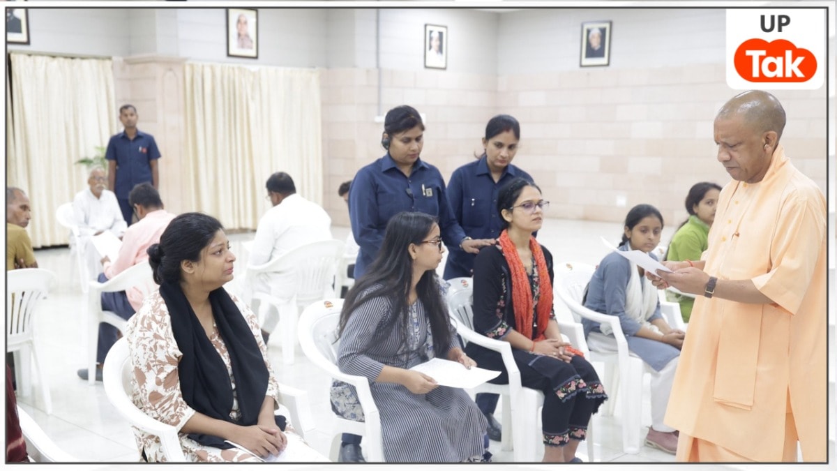 'किसी को परेशान होने की जरूरत नहीं...' ‘जनता दर्शन में आए फरियादों से एक-एक कर मिले सीएम योगी और दिया ये आदेश CM Yogi Janta Darshan
