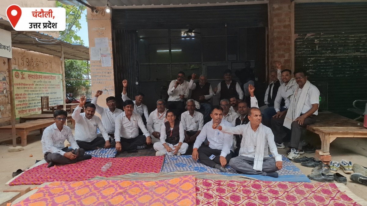 Chandauli News: मुगलसराय ई-स्टाम्प और ऑनलाइन बैनामा व्यवस्था के विरोध में अधिवक्ताओं का धरना, आंदोलन तेज करने की चेतावनी