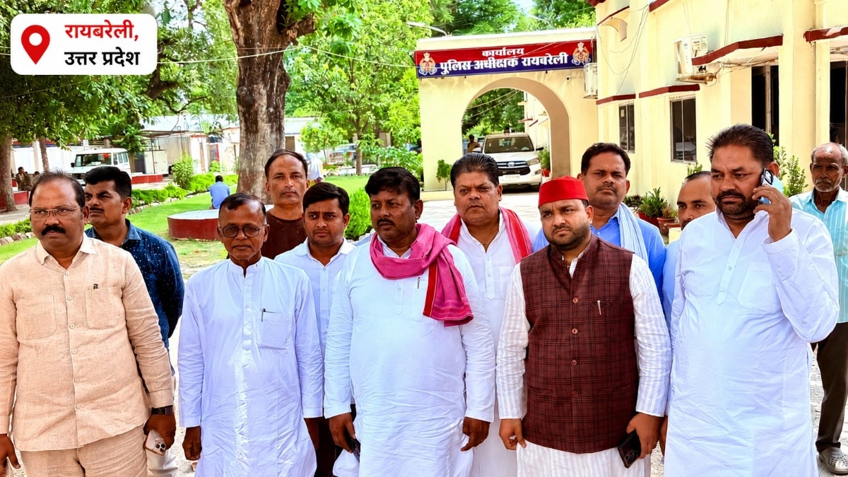 Raebareli News: रायबरेली में अखिलेश यादव की विवादित होर्डिंग मामले में भड़की सपा, पुलिस अधीक्षक से कार्रवाई की मांग 