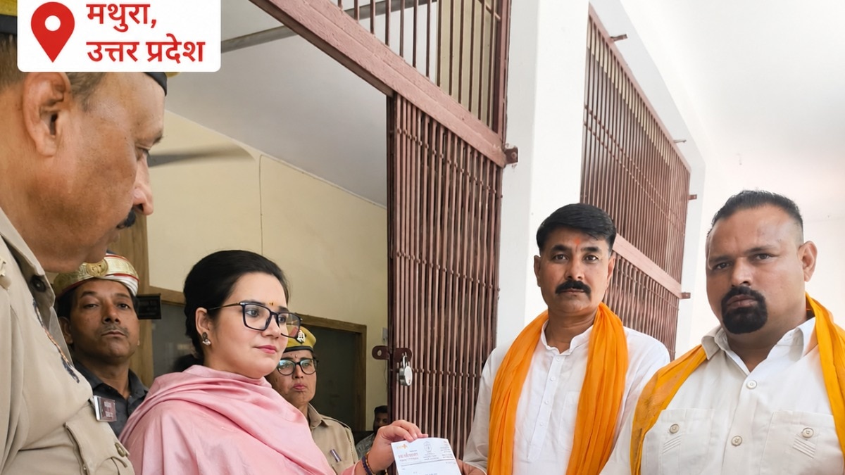 Mathura News: श्रीकृष्ण-अर्जुन प्रतिमा पर 25 जून को राष्ट्रीय हनुमान दल करेगा माल्यार्पण, जिलाधिकारी के नाम सौंपा ज्ञापन