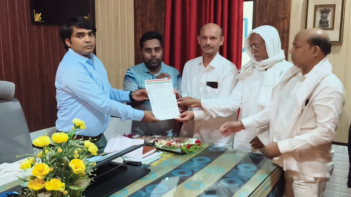 घनी आबादी से हटाकर कृषि मंडी में शिफ्ट हो फल-सब्जी बाजार, व्यापारियों ने एसडीएम को सौंपा ज्ञापन