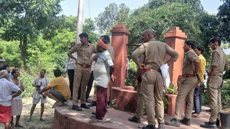 Raebareli News: रायबरेली में रील का 'जानलेवा' शौक: कुएं के पास वीडियो बनाते समय बिगड़ा संतुलन, महिला की मौत रायबरेली में रील का 'जानलेवा' शौक: कुएं के पास वीडियो बनाते समय बिगड़ा संतुलन, महिला की मौत