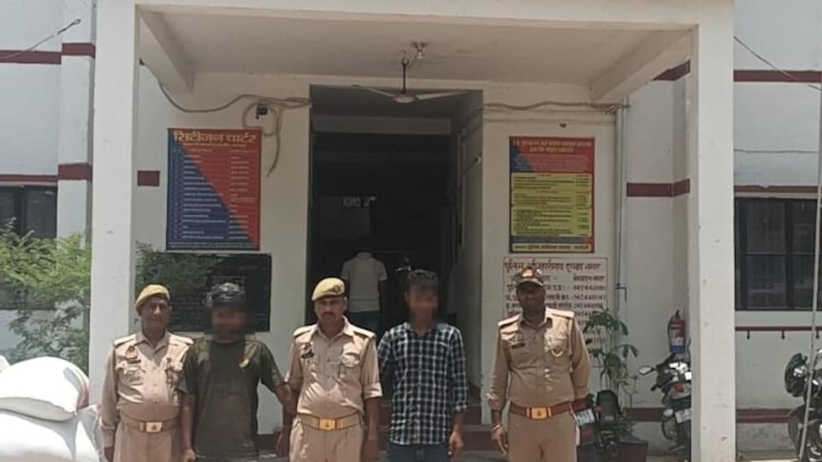 Chandauli News: चंदौली में गौ-तस्करों की खतरनाक हरकत; पुलिस को कुचलने की कोशिश, दो तस्कर गिरफ्तार चंदौली में गौ-तस्करों की खतरनाक हरकत; पुलिस को कुचलने की कोशिश, दो तस्कर गिरफ्तार