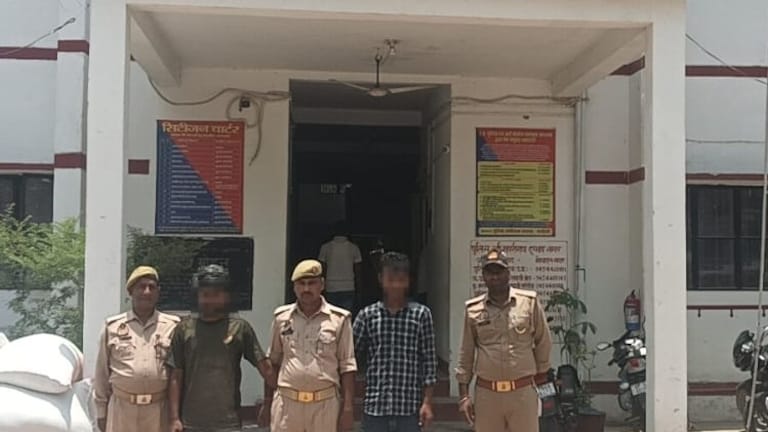 Chandauli News: चंदौली में गौ-तस्करों की खतरनाक हरकत; पुलिस को कुचलने की कोशिश, दो तस्कर गिरफ्तार चंदौली में गौ-तस्करों की खतरनाक हरकत; पुलिस को कुचलने की कोशिश, दो तस्कर गिरफ्तार