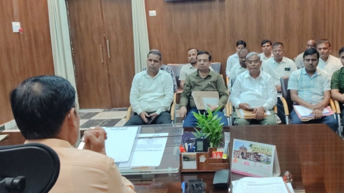 Ballia News: डीएम ने विद्युत अधिकारियों की लगाई क्लास, ट्रांसफार्मर बदलने से लेकर शिकायतों के निस्तारण तक तय की जिम्मेदारी
