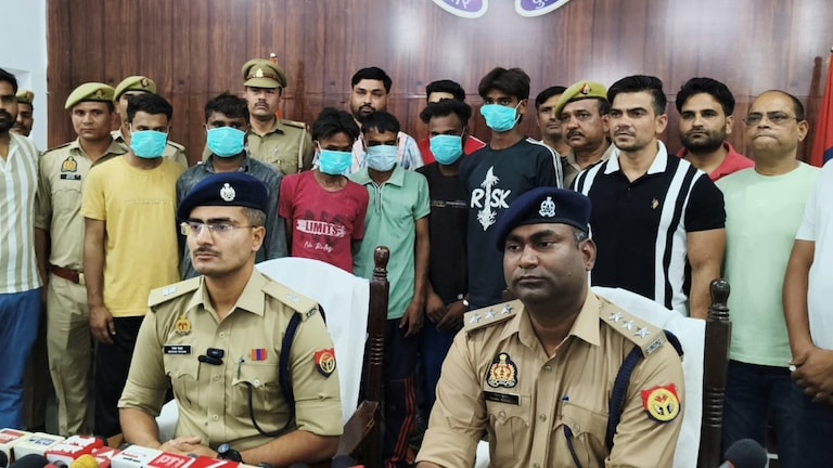 Saharanpur News: सहारनपुर में अंतर्राज्यीय पशु चोर गिरोह का भंडाफोड़, 6 शातिर गिरफ्तार, 15 भेड़ें बरामद सहारनपुर में अंतर्राज्यीय पशु चोर गिरोह का भंडाफोड़, 6 शातिर गिरफ्तार, 15 भेड़ें बरामद