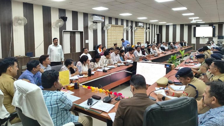 Sitapur News: सीतापुर में मोहर्रम एवं ताजिया जुलूस को लेकर डीएम-एसपी ने की बैठक, सुरक्षा व्यवस्था के कड़े निर्देश सीतापुर में मोहर्रम एवं ताजिया जुलूस को लेकर डीएम-एसपी ने की बैठक, सुरक्षा व्यवस्था के कड़े निर्देश