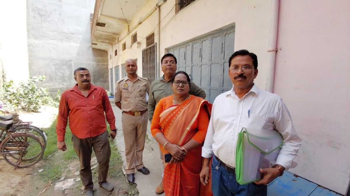 Ballia News: बिना लाइसेंस चल रहे अवैध प्रसूति केंद्र में महिला की मौत, स्वास्थ्य विभाग ने किया सील, मचा हड़कंप बिना लाइसेंस चल रहे अवैध प्रसूति केंद्र में महिला की मौत, स्वास्थ्य विभाग ने किया सील, मचा हड़कंप