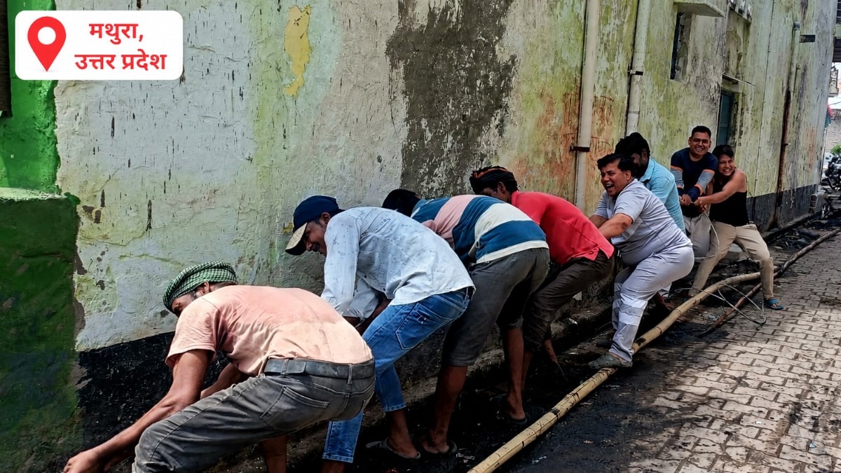  सोशल मीडिया पर शिकायत का असर, डीएम के निर्देश पर गांव में चला सफाई अभियान