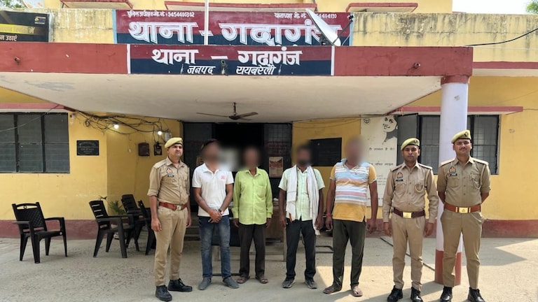 Raebareli News: कागजों में बाप का नाम बदलकर हड़प ली करोड़ों की पैतृक संपत्ति, पुलिस ने चार जालसाजों को भेजा जेल कागजों में बाप का नाम बदलकर हड़प ली करोड़ों की पैतृक संपत्ति, पुलिस ने चार जालसाजों को भेजा जेल