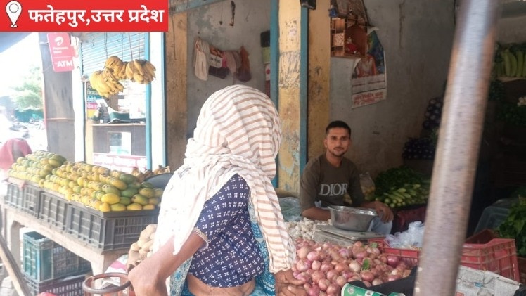 Fatehpur Mandi Bhav Today: फल-सब्जियों की महंगाई से बिगड़ा रसोई का बजट, लोगों की थाली से गायब हुआ स्वाद, जानिए फतेहपुर का भाव