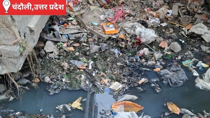 Chandauli News: दुलहीपुर में गंदगी और जर्जर सड़क बनी मुसीबत, ग्रामीणों ने जिलाधिकारी से लगाई समाधान की गुहार 