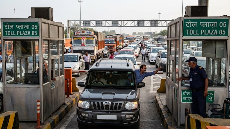 Toll Plaza Rules: क्या यूपी में टोल बूथ पर 10 सेकंड से ज्यादा रुकने पर टैक्स माफ हो जाता है? NHAI ने साफ की पूरी तस्वीर UP Tak