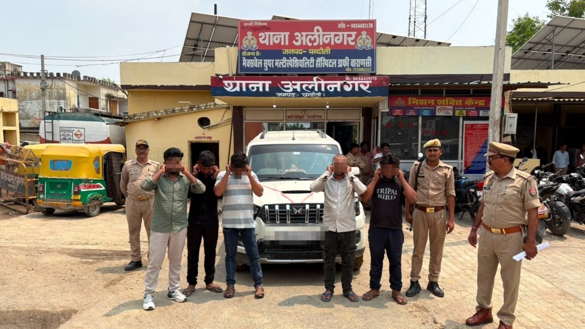 Chandauli News: सोशल मीडिया पर स्टंट का वीडियो वायरल करना पड़ा भारी, अलीनगर पुलिस ने 5 युवकों को वाहन समेत पकड़ा सोशल मीडिया पर स्टंट का वीडियो वायरल करना पड़ा भारी, अलीनगर पुलिस ने 5 युवकों को वाहन समेत पकड़ा