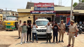 Chandauli News: सोशल मीडिया पर स्टंट का वीडियो वायरल करना पड़ा भारी, अलीनगर पुलिस ने 5 युवकों को वाहन समेत पकड़ा सोशल मीडिया पर स्टंट का वीडियो वायरल करना पड़ा भारी, अलीनगर पुलिस ने 5 युवकों को वाहन समेत पकड़ा