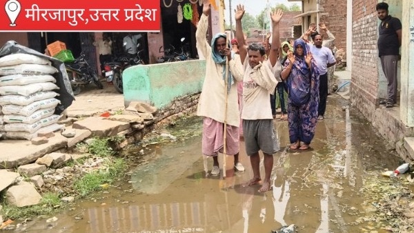 Mirzapur News: मुख्य मार्ग बना दलदल, ग्रामीणों का फूटा गुस्सा, पानी निकासी की मांग को लेकर ग्रामीणों ने कीचड़ में खड़े होकर किया प्रदर्शन