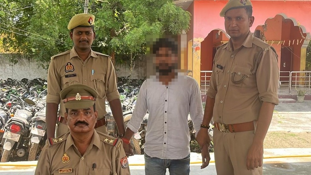 Chandauli News: गोवध मामले में फरार 25 हजार का इनामी चढ़ा पुलिस के हत्थे, बिहार से हुई गिरफ्तारी