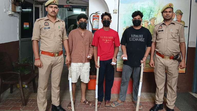 Saharanpur News: फायरिंग कर जान लेने की कोशिश करने वाले 3 आरोपी गिरफ्तार, पुलिस ने बरामद किए 6 जिंदा कारतूस फायरिंग कर जान लेने की कोशिश करने वाले 3 आरोपी गिरफ्तार, पुलिस ने बरामद किए 6 जिंदा कारतूस