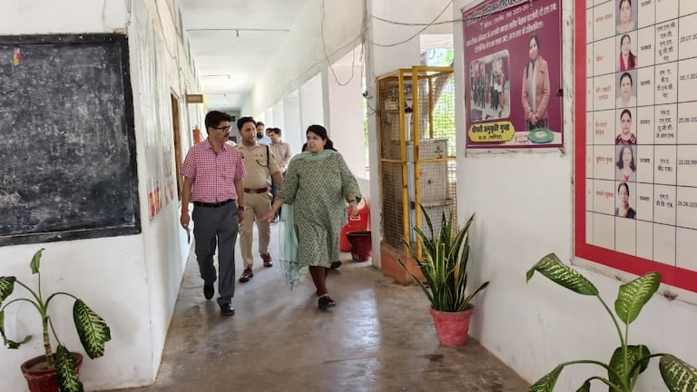 Raebareli News: कड़ी सुरक्षा के बीच हुई यूपीटीईटी परीक्षा, डीएम-एसपी ने परखी व्यवस्थाएं, पहली पाली में 1,063 अभ्यर्थी रहे अनुपस्थित कड़ी सुरक्षा के बीच हुई यूपीटीईटी परीक्षा, डीएम-एसपी ने परखी व्यवस्थाएं, पहली पाली में 1,063 अभ्यर्थी रहे अनुपस्थित