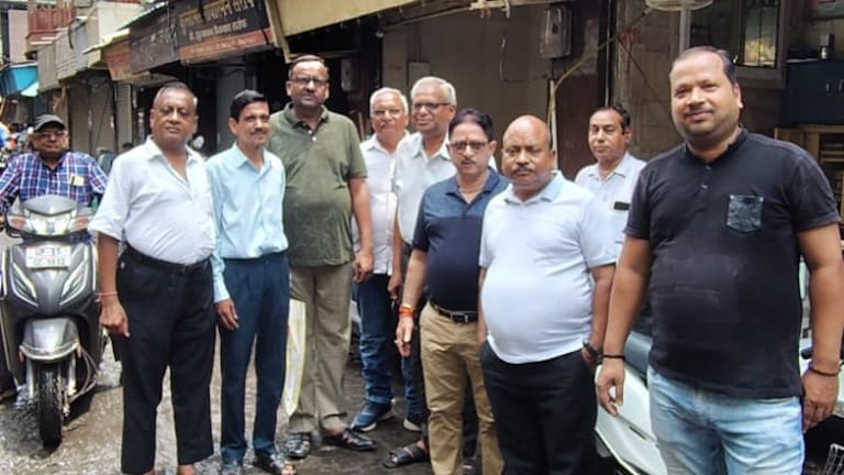 Mathura News: मथुरा में पहली बारिश बनी व्यापारियों पर आफत, 20 लाख से अधिक का नुकसान, मुआवजा और दोषी ठेकेदार पर कार्रवाई की मांग मथुरा में पहली बारिश बनी व्यापारियों पर आफत, 20 लाख से अधिक का नुकसान, मुआवजा और दोषी ठेकेदार पर कार्रवाई की मांग