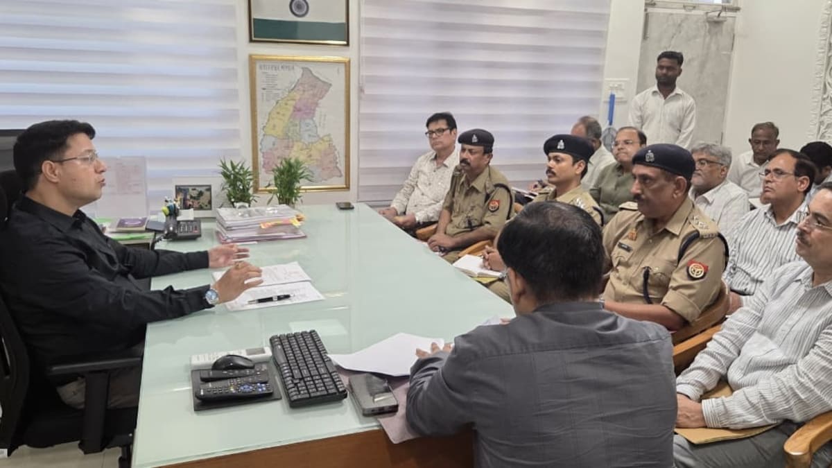Saharanpur News: मेडिकल संस्थानों में फायर सेफ्टी पर सख्त हुए मंडलायुक्त, जल्द फायर NOC जारी करने के निर्देश मेडिकल संस्थानों में फायर सेफ्टी पर सख्त हुए मंडलायुक्त, जल्द फायर NOC जारी करने के निर्देश