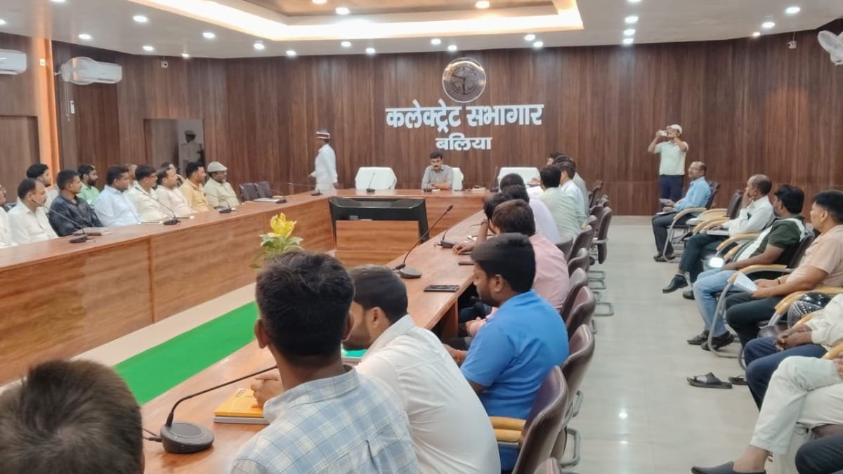 Ballia News: बिना फिटनेस सड़क पर नहीं दौड़ेगी कोई स्कूल बस, 10 दिन में फिटनेस टेस्ट नहीं तो होगी FIR, बलिया डीएम ने जारी किए सख्त निर्देश बिना फिटनेस सड़क पर नहीं दौड़ेगी कोई स्कूल बस, 10 दिन में फिटनेस टेस्ट नहीं तो होगी FIR, बलिया डीएम ने जारी किए सख्त निर्देश