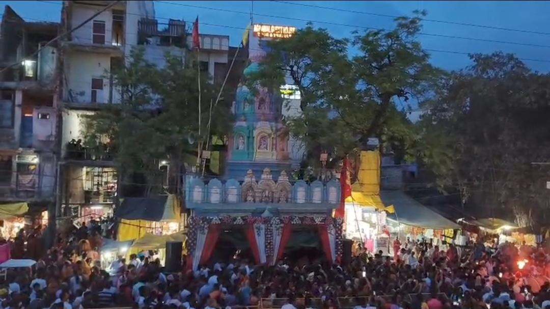 Mughalsarai News: मुगलसराय में गूंजे 'जय माता दी' के जयकारे, 200 वर्ष पुराने माँ काली मंदिर की नई स्थापना का शुभारंभ