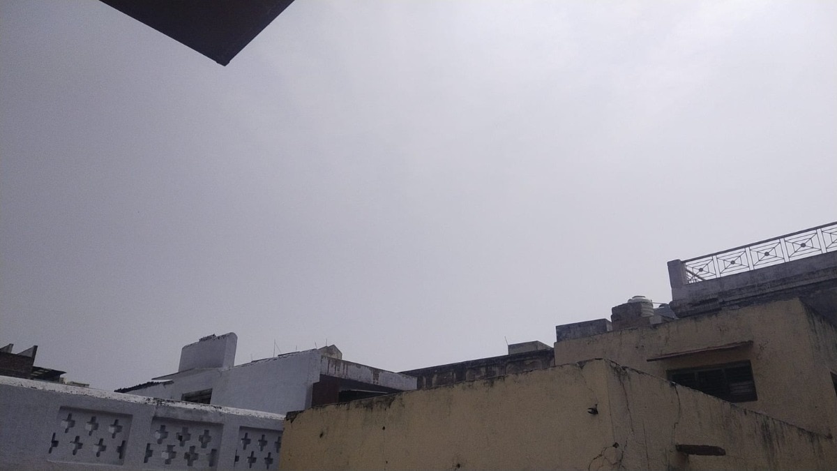 Mathura Weather Today: मथुरा में आज बारिश के आसार, बादलों की आवाजाही के बीच 35°C तक रह सकता है पारा,जानिए मौसम विभाग का क्या है कहना