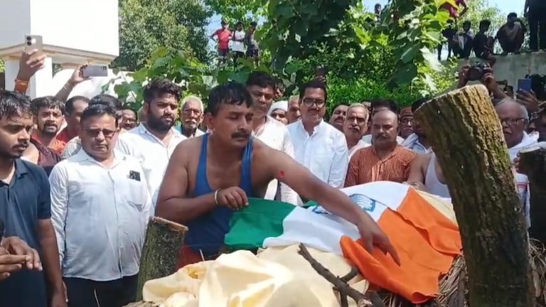 Amethi News: पंचतत्व में विलीन हुए पूर्व विधायक दादा तेजभान सिंह, हजारों लोगों ने दी अंतिम विदाई,1977 में जनता पार्टी के टिकट पर पहली बार विधायक चुने गए थे पंचतत्व में विलीन हुए पूर्व विधायक दादा तेजभान सिंह, हजारों लोगों ने दी अंतिम विदाई,1977 में जनता पार्टी के टिकट पर पहली बार विधायक चुने गए थे