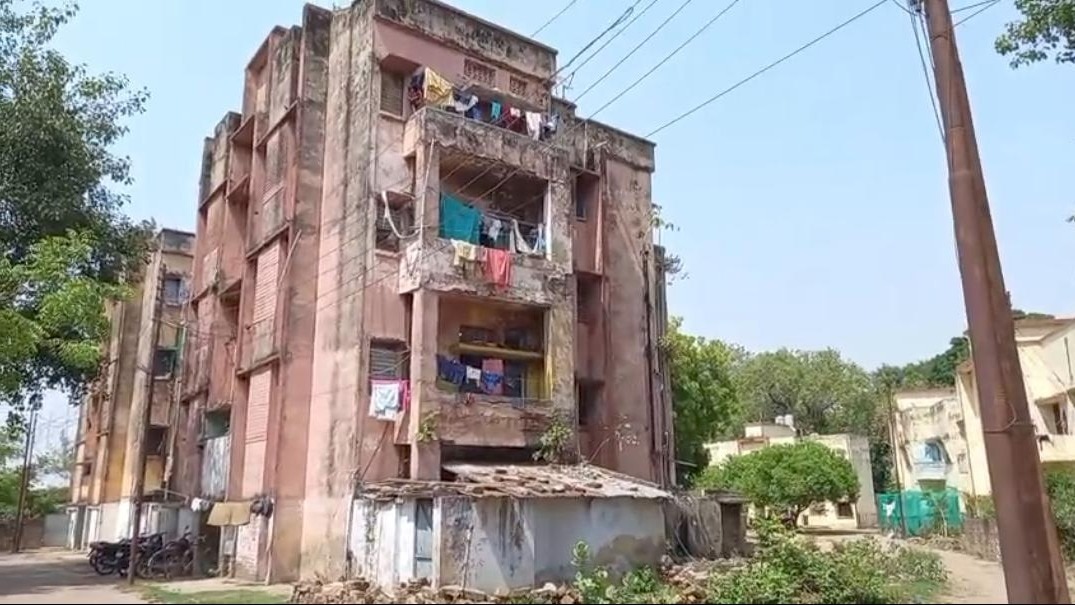 Mirzapur News: मिर्जापुर में जर्जर टीबी अस्पताल कॉलोनी में जान जोखिम में डालकर आवासीय भवन में रहने को मजबूर स्वास्थ्यकर्मी, दो दशक से नहीं हुई रंगाई-पुताई 