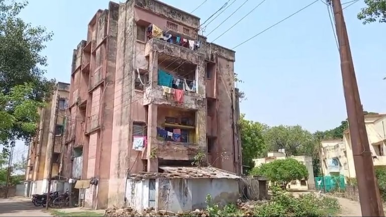 Mirzapur News: मिर्जापुर में जर्जर टीबी अस्पताल कॉलोनी में जान जोखिम में डालकर आवासीय भवन में रहने को मजबूर स्वास्थ्यकर्मी, दो दशक से नहीं हुई रंगाई-पुताई मिर्जापुर में जर्जर टीबी अस्पताल कॉलोनी में जान जोखिम में डालकर आवासीय भवन में रहने को मजबूर स्वास्थ्यकर्मी, दो दशक से नहीं हुई रंगाई-पुताई