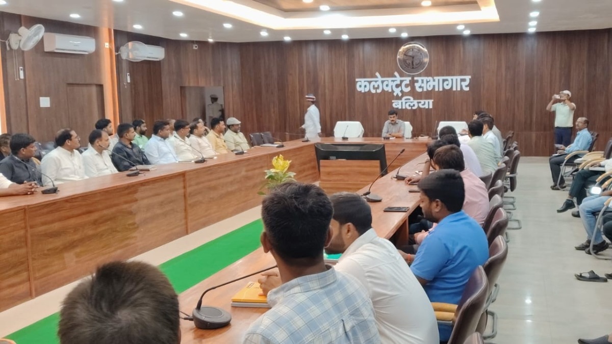 Ballia News: बलिया में नगर निकायों की समीक्षा बैठक में डीएम सख्त, लापरवाही पर एफआईआर और कार्रवाई की चेतावनी 