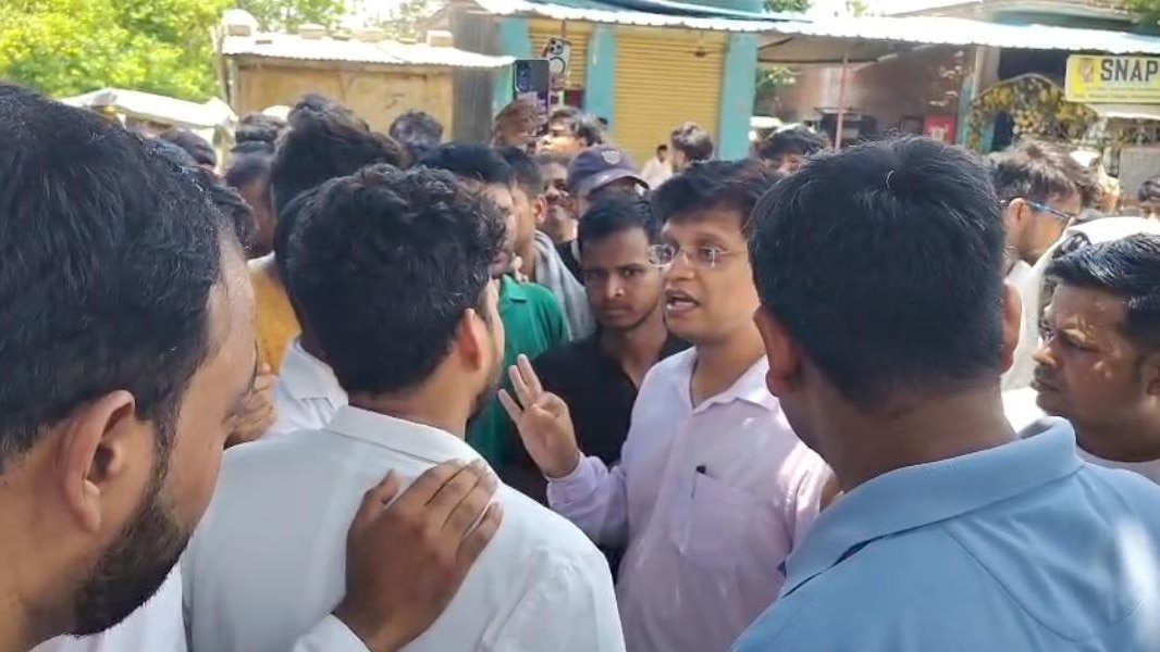 Mirzapur News: बिजली-पानी, हॉस्टल और मेस की बदहाली पर फूटा छात्रों का गुस्सा, मिर्ज़ापुर मेडिकल कॉलेज में धरना