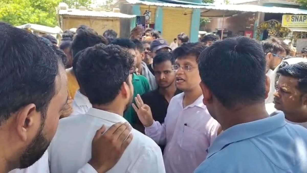 Mirzapur News: बिजली-पानी, हॉस्टल और मेस की बदहाली पर फूटा छात्रों का गुस्सा, मिर्ज़ापुर मेडिकल कॉलेज में धरना बिजली-पानी, हॉस्टल और मेस की बदहाली पर फूटा छात्रों का गुस्सा, मिर्ज़ापुर मेडिकल कॉलेज में धरना