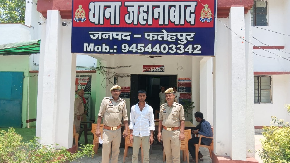 Fatehpur Cyber Crime : फतेहपुर में QR कोड भेजकर करता था साइबर फ्रॉड, खुद को बताता था CBI अधिकारी, साइबर सेल ने किया गिरफ्तार फतेहपुर में QR कोड भेजकर करता था साइबर फ्रॉड, खुद को बताता था CBI अधिकारी, साइबर सेल ने किया गिरफ्तार