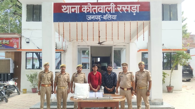 Ballia News: दुकान में चोरी का खुलासा, कारीगर ही निकला चोर, लाखों की नकदी और लैपटॉप के साथ दो गिरफ्तार दुकान में चोरी का खुलासा, कारीगर ही निकला चोर, लाखों की नकदी और लैपटॉप के साथ दो गिरफ्तार