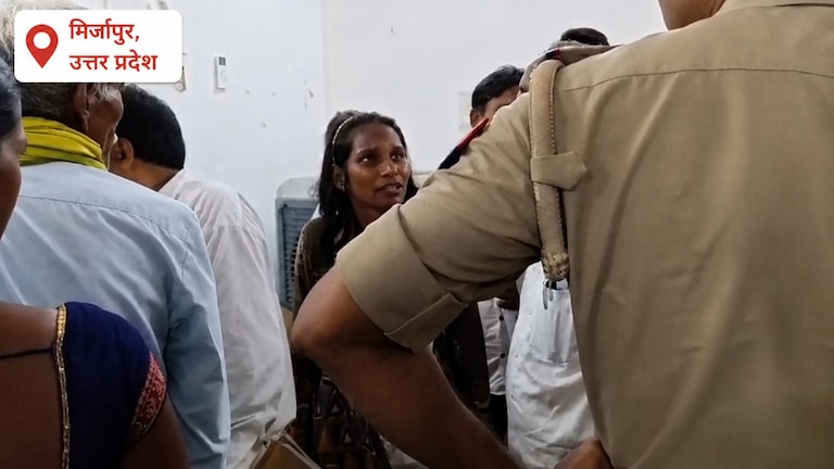 Mirzapur news: समाधान दिवस में डीएम के सामने पीड़िता का हंगामा, पुलिस और ग्राम प्रधान पर लगाए गंभीर आरोप समाधान दिवस में डीएम के सामने पीड़िता का हंगामा, पुलिस और ग्राम प्रधान पर लगाए गंभीर आरोप